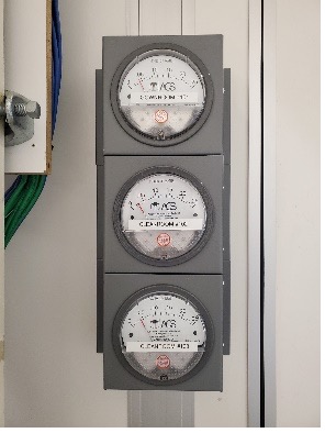 3 stacked magnehelic gauges